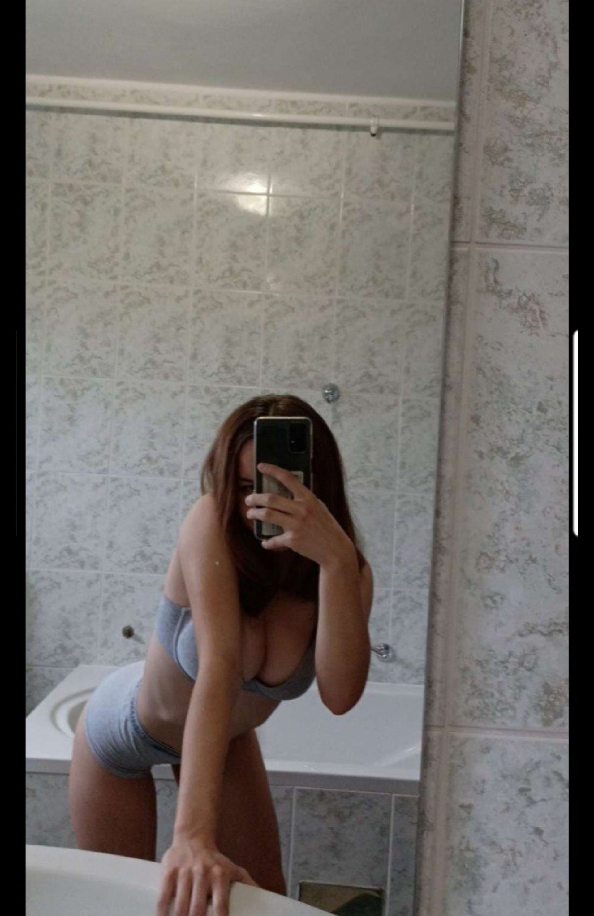 Bit cu tvoja poslusna cura