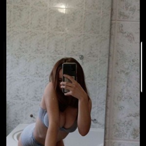 Bit cu tvoja poslusna cura
