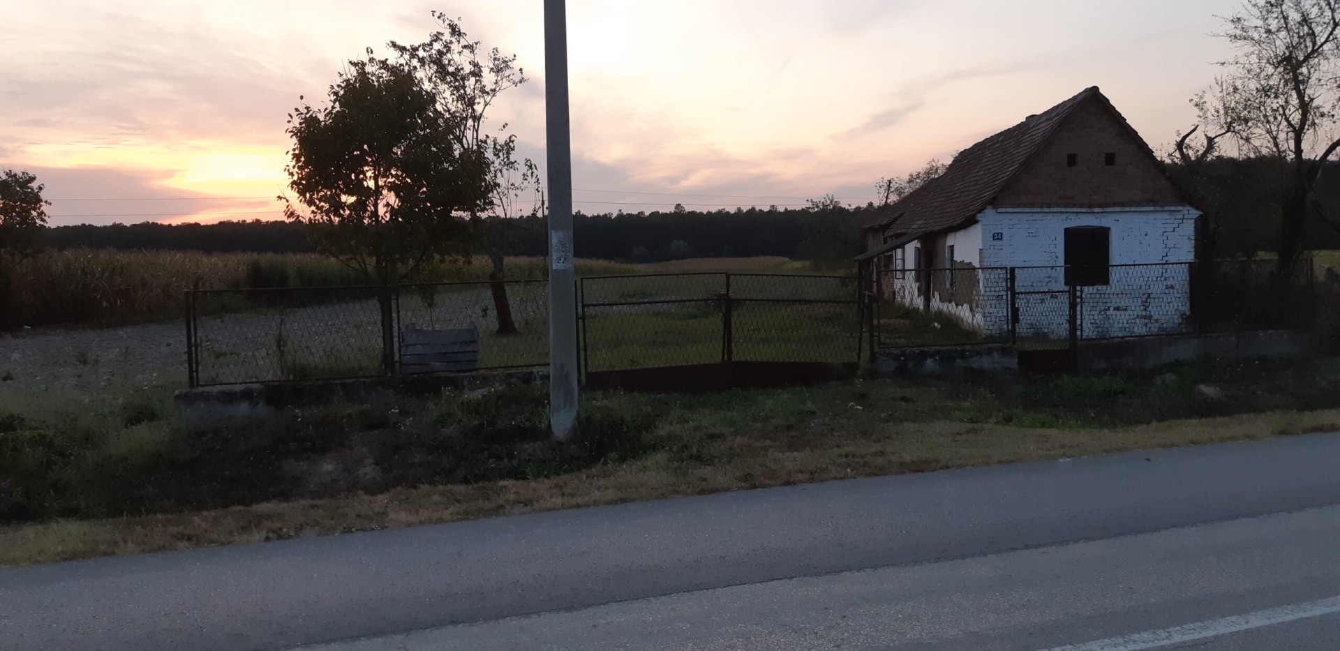 Prodajem staru nekretninu sa 1 jutro zemlje Drenovci Stanovi 34