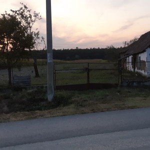 Prodajem staru nekretninu sa 1 jutro zemlje Drenovci Stanovi 34