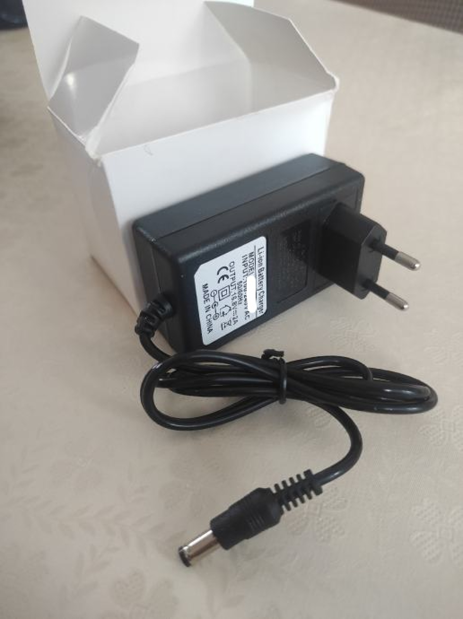 Adapter (pretvarač) za aku bas 16,8VDC