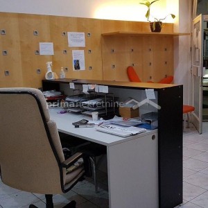 LUKSUZNI INVENTAR POGODAN ZA VIŠE NAMJENA,SHOWROOM,URED,TRGOVINA,GALERIJA,...itd,..moguća zamjena!!!