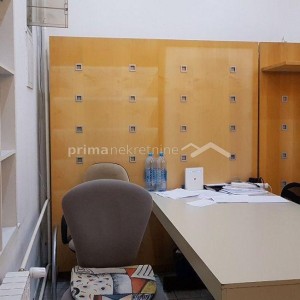 LUKSUZNI INVENTAR POGODAN ZA VIŠE NAMJENA,SHOWROOM,URED,TRGOVINA,GALERIJA,...itd,..moguća zamjena!!!