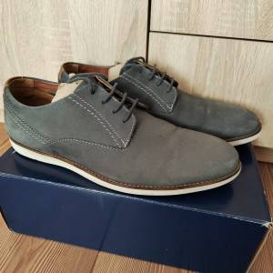 P: Cipele Clarks