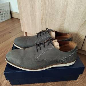 P: Cipele Clarks