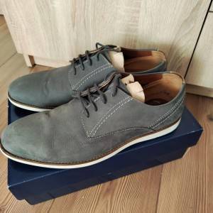 P: Cipele Clarks