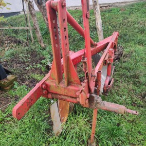 Dvobrazni plug IMT