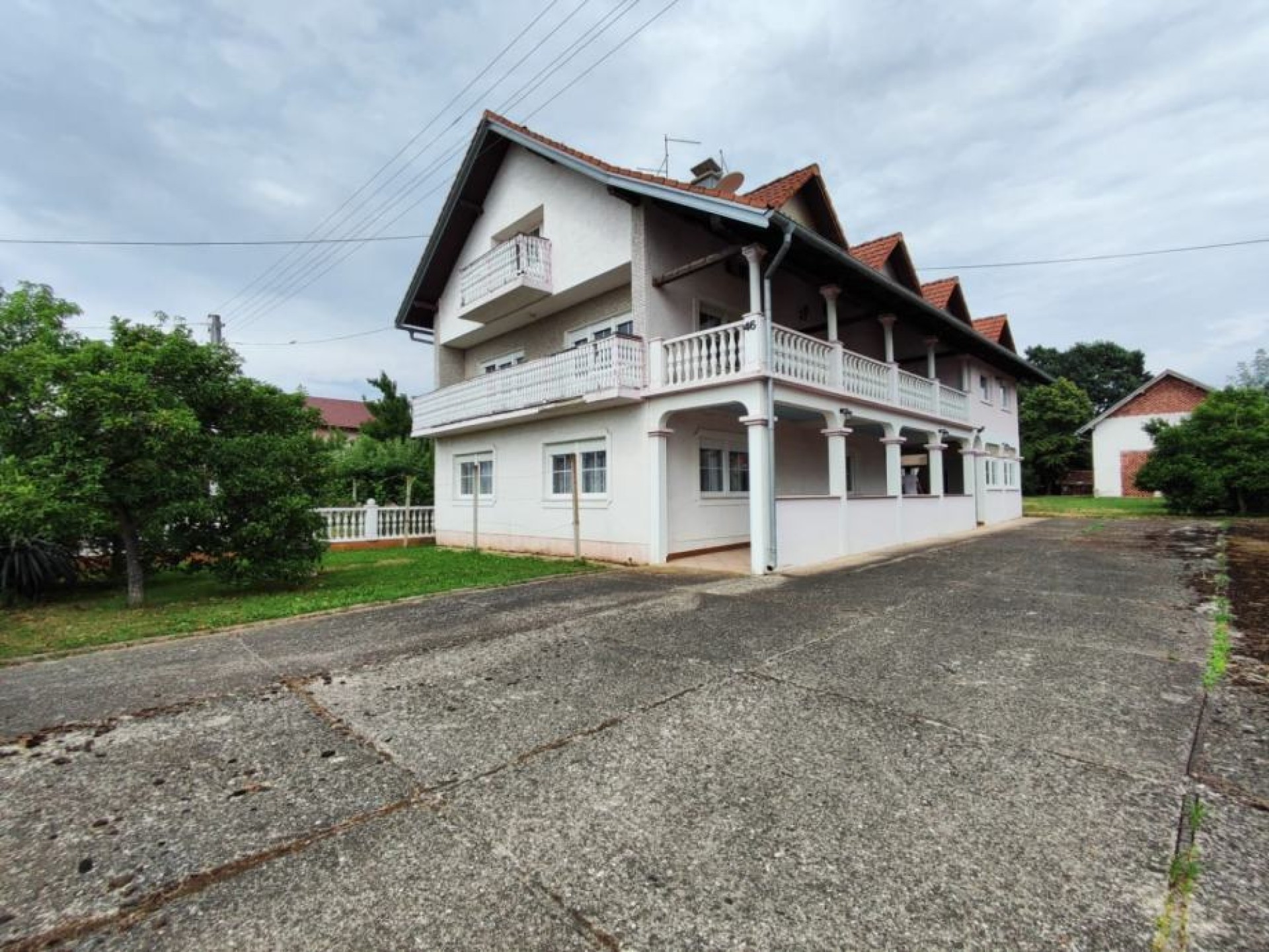 Kuća u Bratini (Pisarovina) 570 m2 - potencijal za starački dom, smještaj radnika, vrtić…