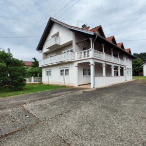 Kuća u Bratini (Pisarovina) 570 m2 - potencijal za starački dom, smještaj radnika, vrtić…