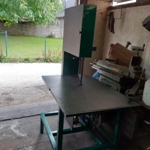 Banzek za piljenje drva na traktorski, električni ili dizel pogon.