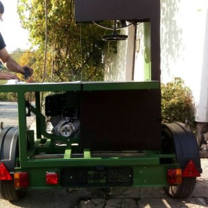 Banzek za piljenje drva na traktorski, električni ili dizel pogon.