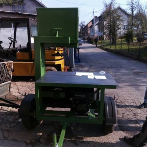 Banzek za piljenje drva na traktorski, električni ili dizel pogon.