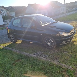Prodajem auto Peugeot 206/ 2004g