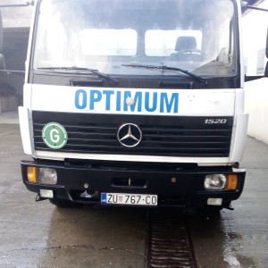 Mercedes 1520-kamion s kranom