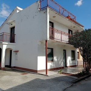 ZADAR, PETRČANE - Prostrana obiteljska kuća za adaptaciju