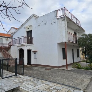 ZADAR, PETRČANE - Prostrana obiteljska kuća za adaptaciju