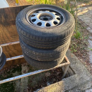 Prodajem 2 original felge za Toyotu, Rav 4, s gumama koje idu na poklon.