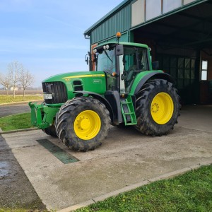 John Deere 7430