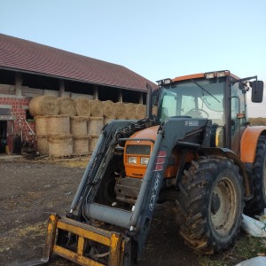 TRAKTOR RENAULT ARES 550 rz