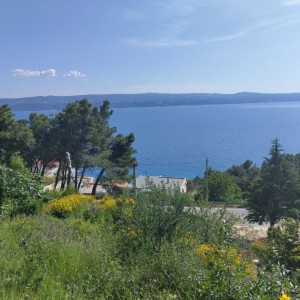 900 m2 zemljiste kraj Omiša - neometan pogled na more, ubrzo građevinska