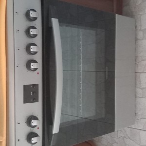 Prodajem elektricnu pecnicu u dobrom stanju jako malo koristena