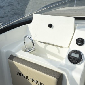 BAYLINER VR5OCU CUDDY NOVI GLISER SA KABINOM SA LAGERA BEZ MOTORA