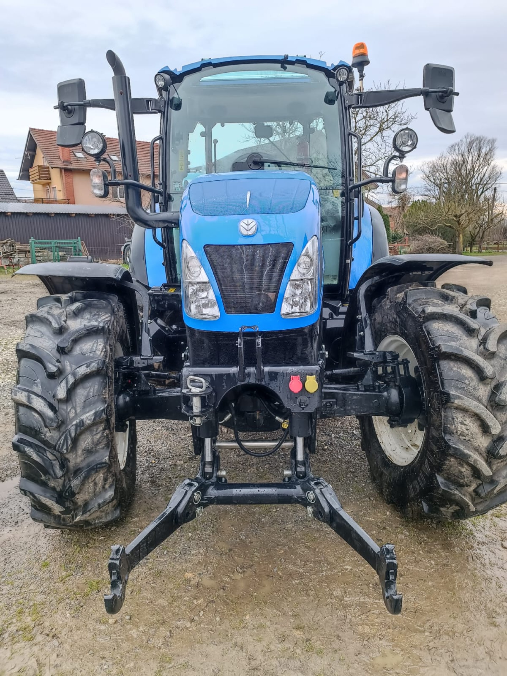 TRAKTOR NEW HOLLAND
