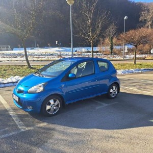 prodaje se toyota