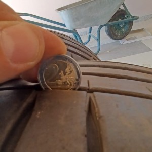 PRODAJEM 2 AUTO GUME