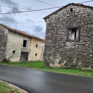 Prodajem dvije kamene kuće