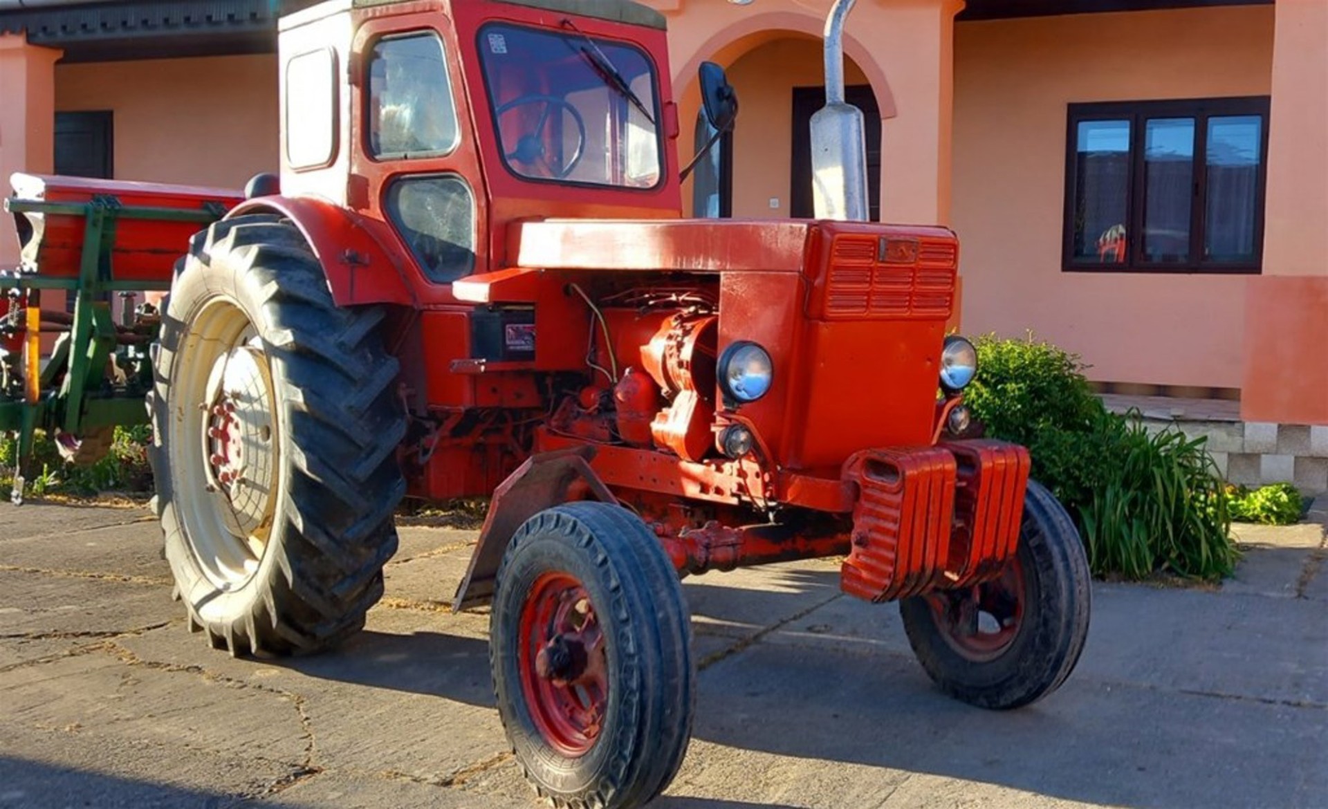Prodajem traktor BELARUS T40, crveni