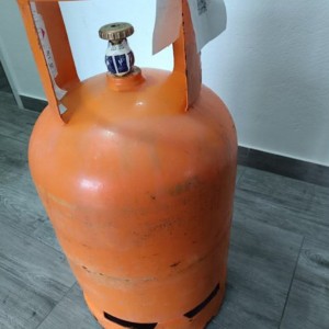 Plinska boca puna