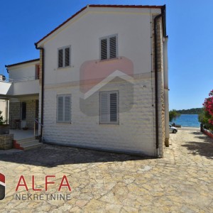 Vodice, ATRAKTIVNO, prodaje se ekskluzivna vila sa velikim dvorištem, prvi red do mora
