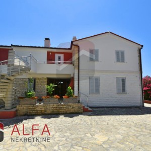 Vodice, ATRAKTIVNO, prodaje se ekskluzivna vila sa velikim dvorištem, prvi red do mora