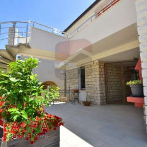 Vodice, ATRAKTIVNO, prodaje se ekskluzivna vila sa velikim dvorištem, prvi red do mora