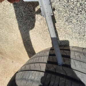 Goodyear efficientgrip preformance 2 - 225/55/17 8 mm ripna!! DOT 1623