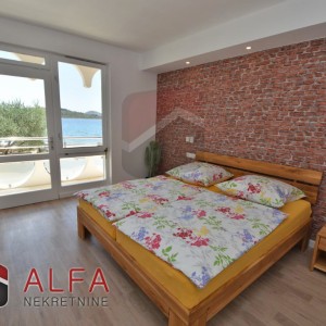 Vodice, ATRAKTIVNO, prodaje se ekskluzivna vila sa velikim dvorištem, prvi red do mora