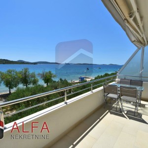 Vodice, ATRAKTIVNO, prodaje se ekskluzivna vila sa velikim dvorištem, prvi red do mora