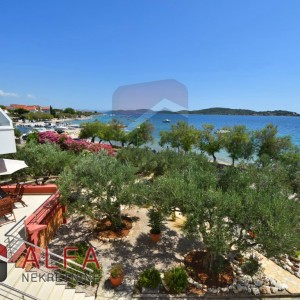 Vodice, ATRAKTIVNO, prodaje se ekskluzivna vila sa velikim dvorištem, prvi red do mora