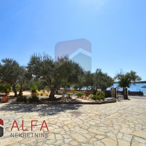 Vodice, ATRAKTIVNO, prodaje se ekskluzivna vila sa velikim dvorištem, prvi red do mora