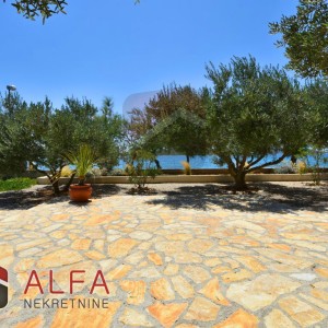 Vodice, ATRAKTIVNO, prodaje se ekskluzivna vila sa velikim dvorištem, prvi red do mora