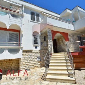 Vodice, ATRAKTIVNO, prodaje se ekskluzivna vila sa velikim dvorištem, prvi red do mora