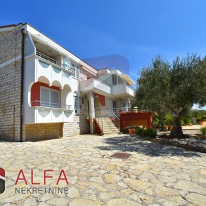 Vodice, ATRAKTIVNO, prodaje se ekskluzivna vila sa velikim dvorištem, prvi red do mora