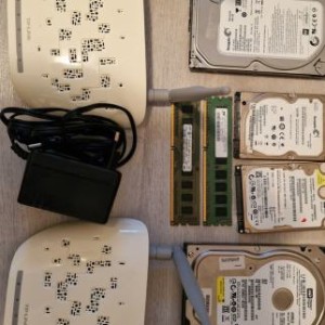 Prodajem 4 HDD , 2GB RAM , 2x TP-LINK router, web kamera , 2x agp graf