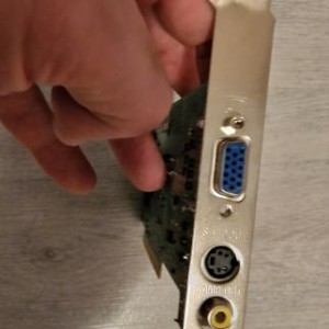 Prodajem 4 HDD , 2GB RAM , 2x TP-LINK router, web kamera , 2x agp graf