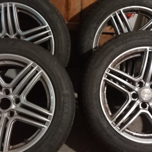 Prodajem felge sa novim gumama 225/50 r17 felge su u jako dobrom stanju nigdje lupane nigdje ostcene