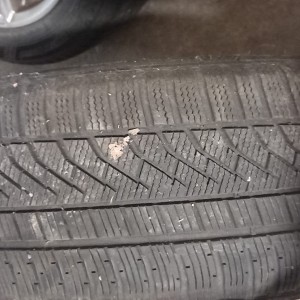Prodajem felge sa novim gumama 225/50 r17 felge su u jako dobrom stanju nigdje lupane nigdje ostcene