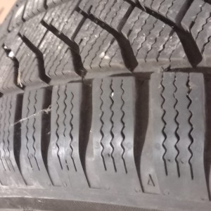 Prodajem felge sa novim gumama 225/50 r17 felge su u jako dobrom stanju nigdje lupane nigdje ostcene