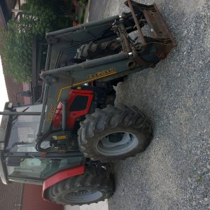 Traktor Massey Ferguson 4235