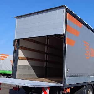 FORD CARGO 1830 HRSC kamion s ceradom i utovarnom rampom